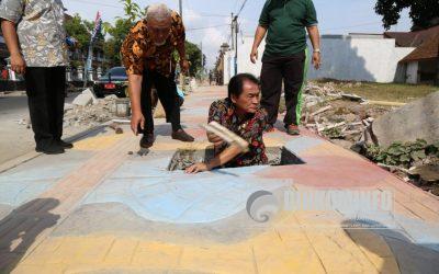Inspeksi Pembangunan Trotoar, Bupati Ã¢â‚¬ËœNyemplungÃ¢â‚¬â„¢ Got