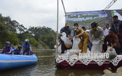Penebaran Benih, Upaya Restocking Ikan di Kali Serayu
