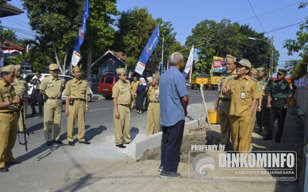Pembangunan Trotoar Dilembur Sampai Malam