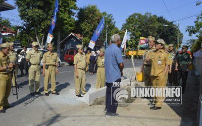 Pembangunan Trotoar Dilembur Sampai Malam
