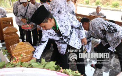 Peringati Hari Guru dan HUT PGRI, Ribuan Guru Ziarah di Makam Dr Sulistyo