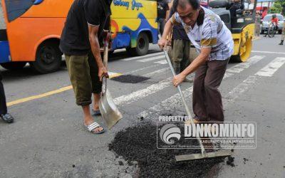 Awal Tahun Pemkab Tambali Lubang Jalan Nasional
