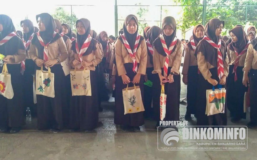 SMPN 1 BAWANG Gelar Event Kolosal “Melukis Tas”