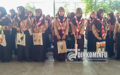 SMPN 1 BAWANG Gelar Event Kolosal “Melukis Tas”
