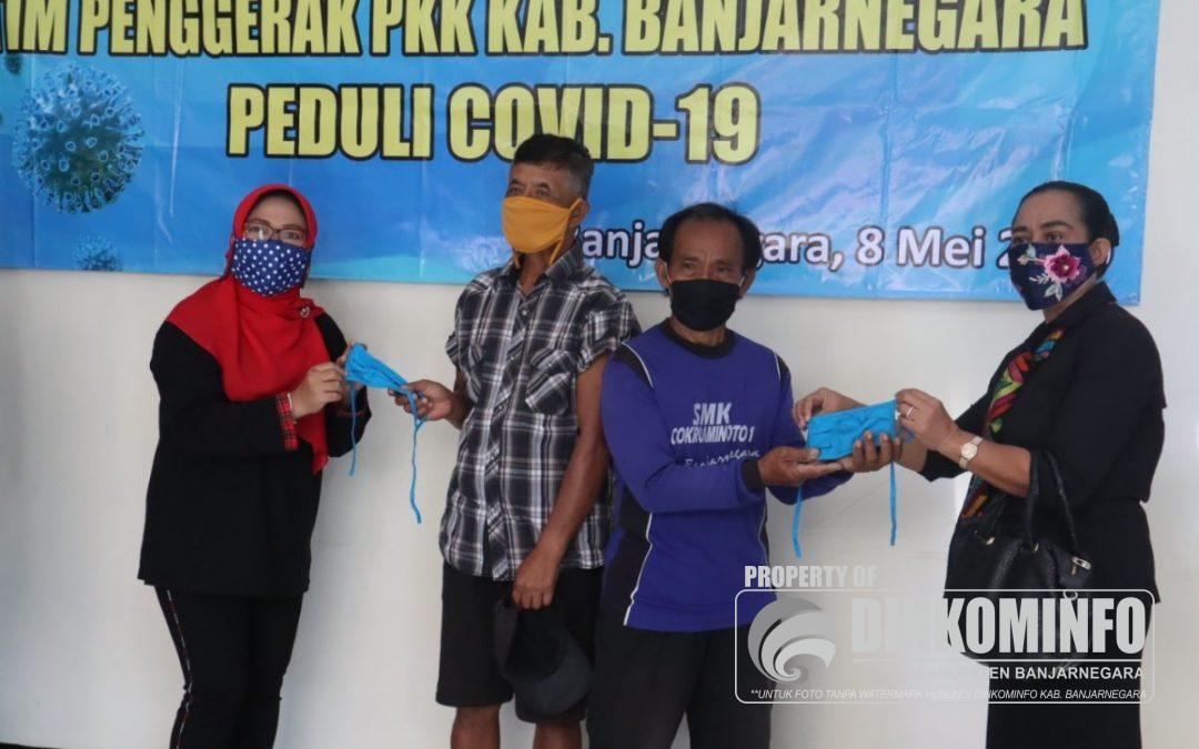 PKK Banjarnegara Bagikan 500 Paket Sembako dan Masker