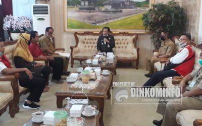 Bupati Serahkan KTP dan KK Prihatini