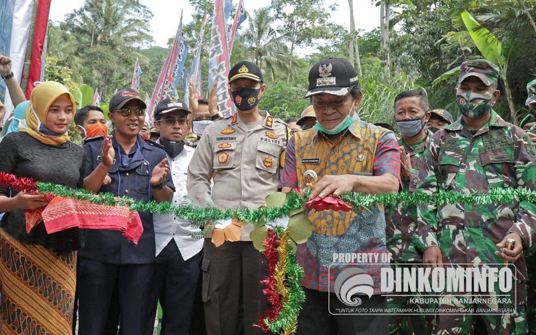 Bupati Banjarnegara Budhi Sarwono Resmi tutup TMMD Sengkuyung Tahap II Tahun 2020
