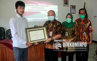 Sekda Banjarnegara Serahkan Aplikasi Sisdes ke Kelurahan