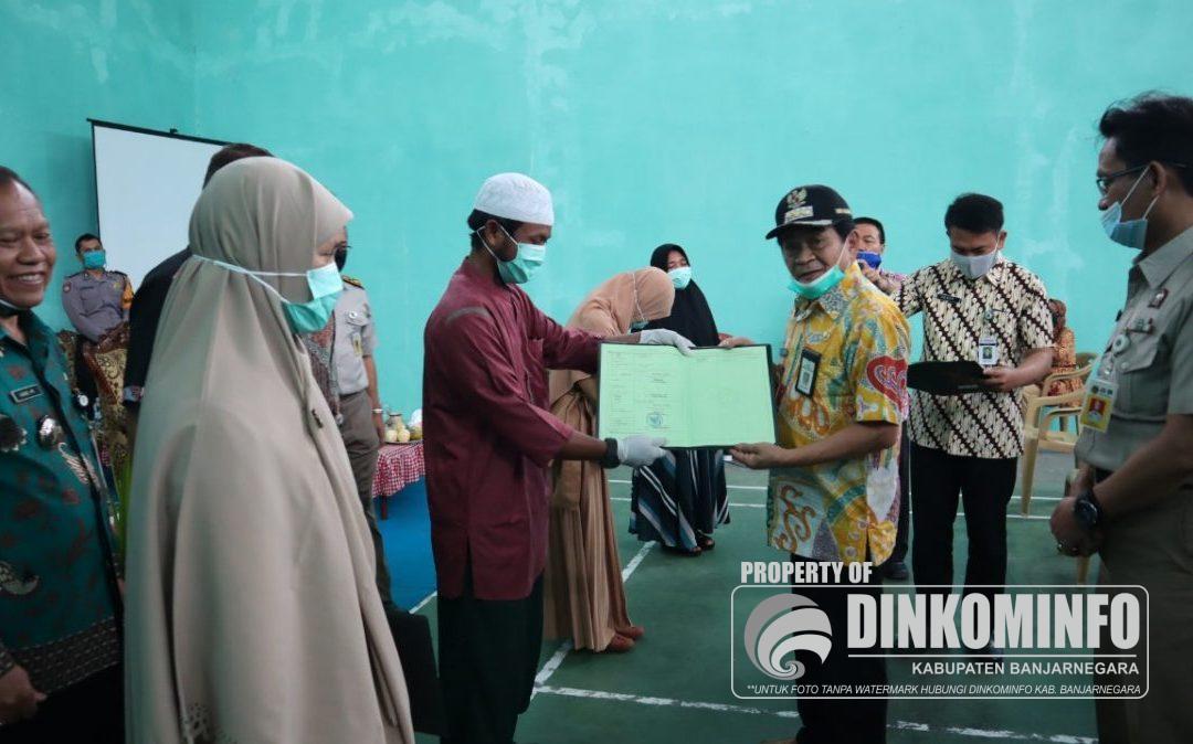 Bupati Banjarnegara Budhi Sarwono Serahkan 300 Sertifikat PTSL