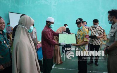 Bupati Banjarnegara Budhi Sarwono Serahkan 300 Sertifikat PTSL
