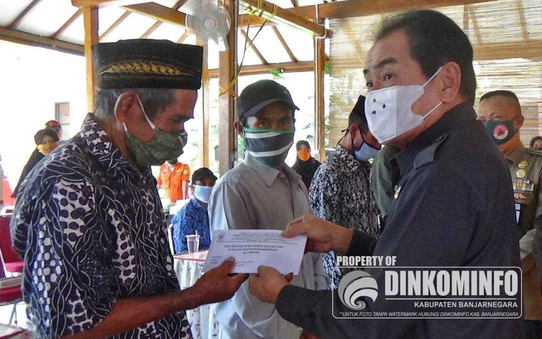 Bupati serahkan bantuan sosial APBD Kabupaten Banjarnegara tahun 2020