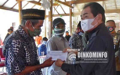 Bupati serahkan bantuan sosial APBD Kabupaten Banjarnegara tahun 2020