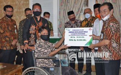 BP Jamsostek Serahkan Kartu Kepesertaan untuk Guru Madin dan TPQ