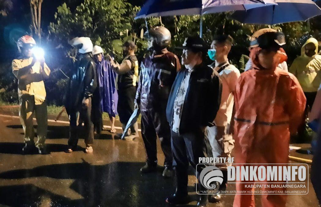 Bupati Banjarnegara Pimpin Penanganan Longsor di Sigaluh
