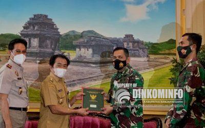Bupati Budhi Sarwono Serahkan Sertifikat Tanah Aset Milik TNI