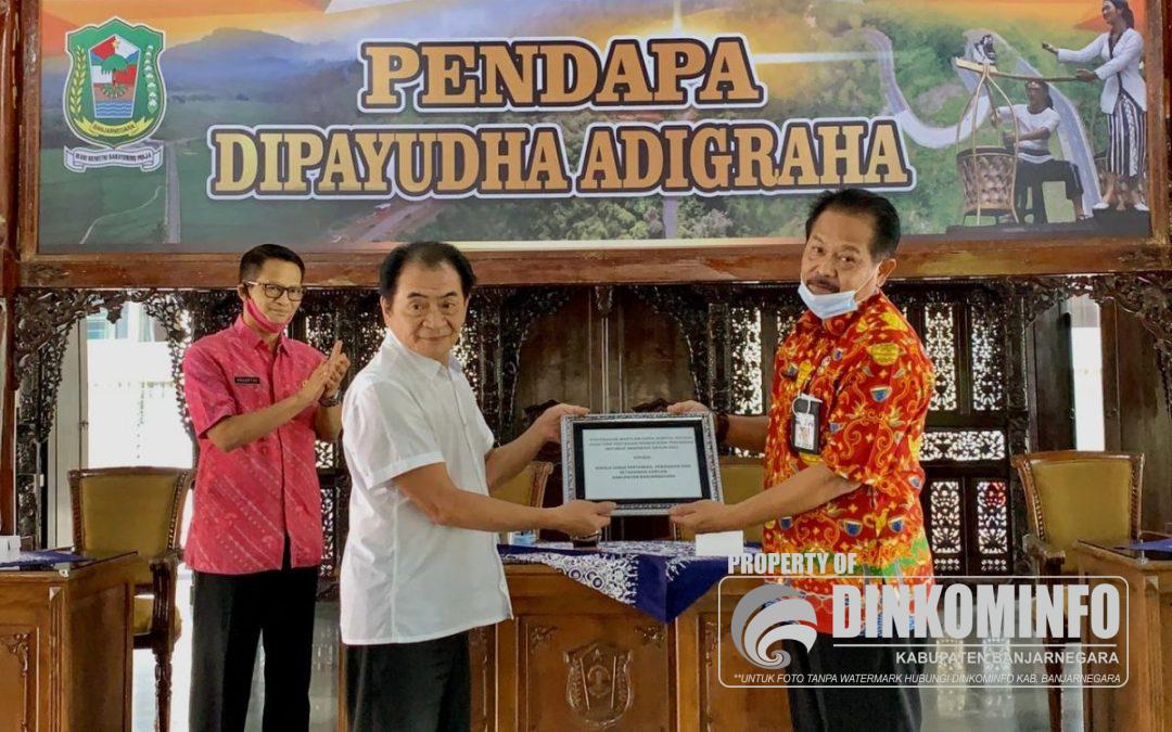 Bupati Budhi Sarwono Serahkan DAK Pertanian Senilai Rp. 2,1 Miliar