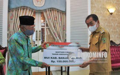 Bupati Serahkan Dana Hibah untuk Ormas di Banjarnegara