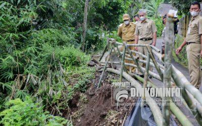 Plh Bupati Tinjau Longsor di Karangpucung Purwanegara
