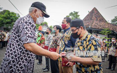 Plh Bupati Sematkan Satyalancana bagi 9 Orang ASN