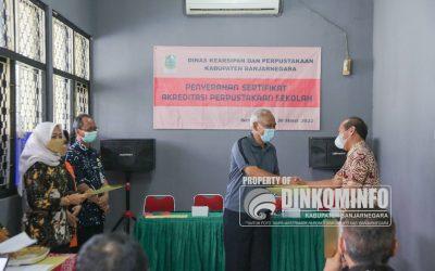 18 Sekolah Terima Sertifikat Akreditasi Perpustakaan Sekolah