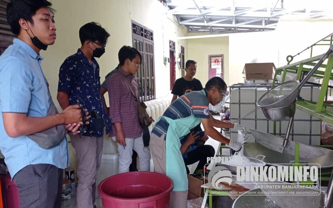 Johan Irawan Tekun Kembangkan Gula Ketela Khas Punggelan