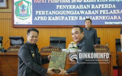 Pj Bupati Banjarnegara Serahkan Raperda Pertanggungjawaban APBD 2021
