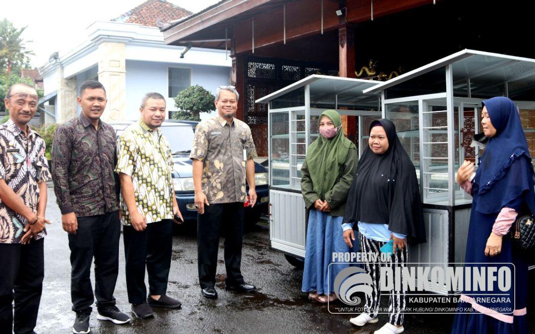 Pj Bupati Serahkan 11 Gerobak Dagang untuk PKL Manunggal Banjarnegara
