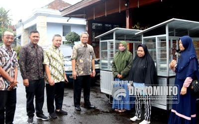 Pj Bupati Serahkan 11 Gerobak Dagang untuk PKL Manunggal Banjarnegara