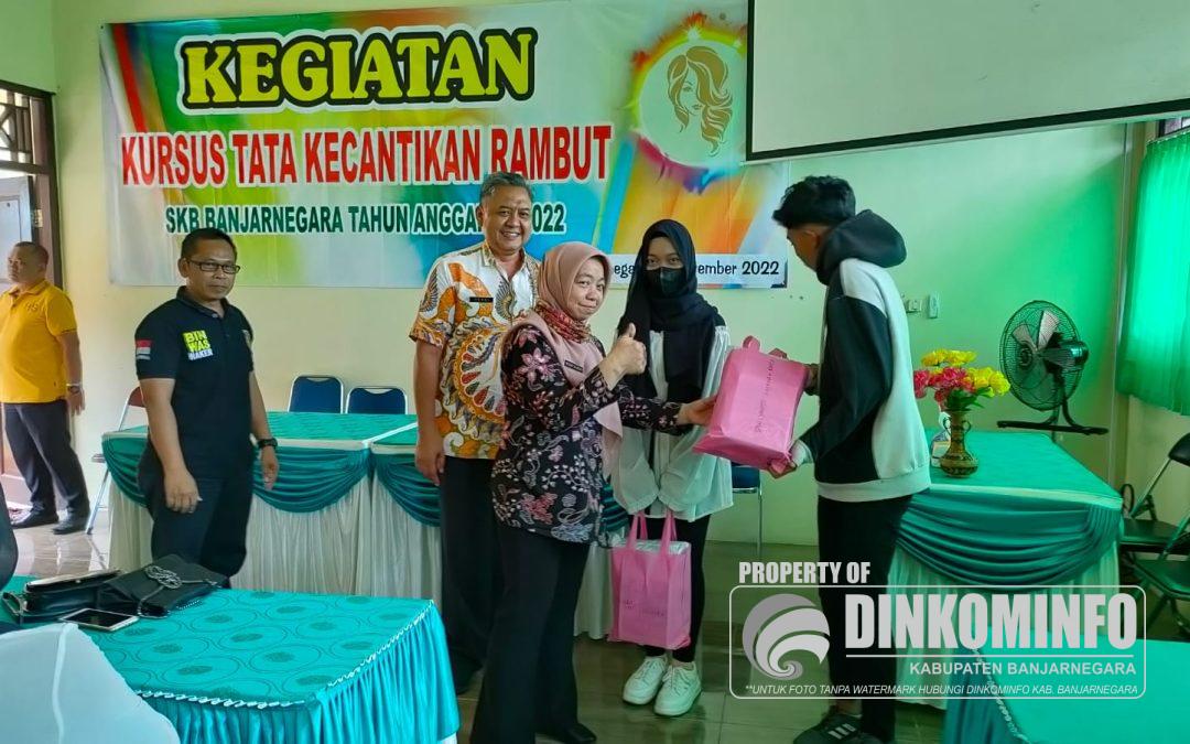 Dukung Penarikan Pekerja Sekolah, Disnaker Banjarnegara Berikan Bantuan Perlengkapan