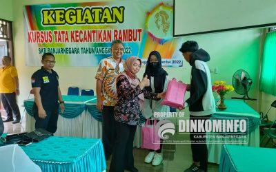 Dukung Penarikan Pekerja Sekolah, Disnaker Banjarnegara Berikan Bantuan Perlengkapan