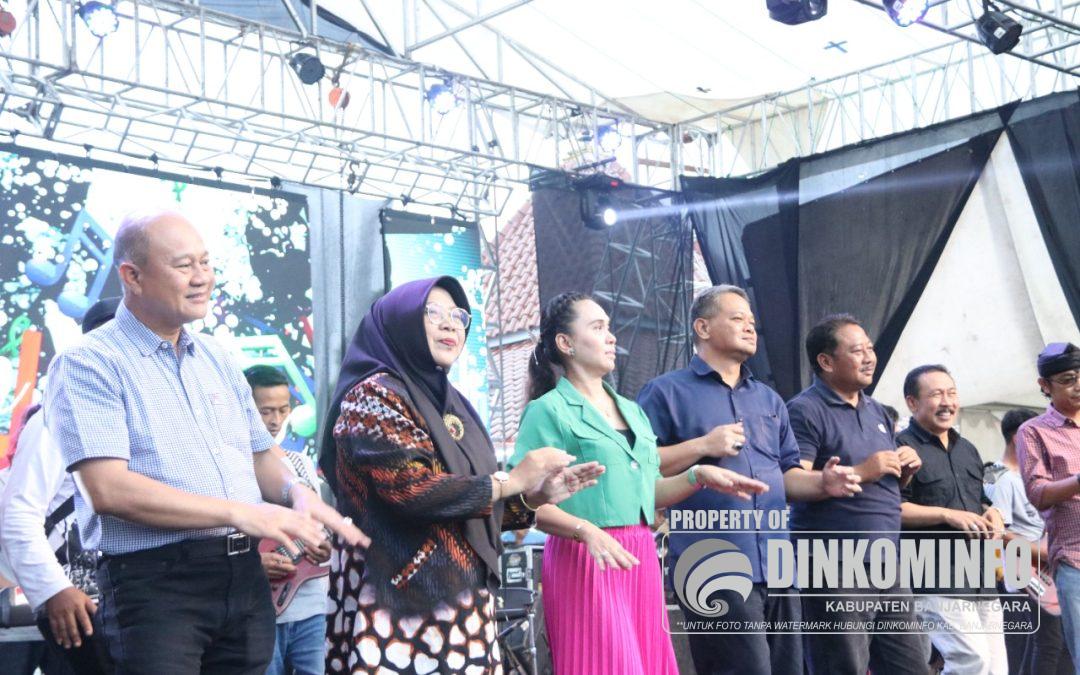 Meski Hujan, Gilar Berdendang Tetap Gayeng