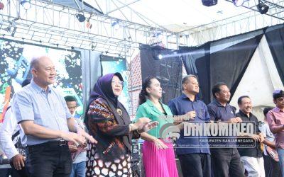 Meski Hujan, Gilar Berdendang Tetap Gayeng