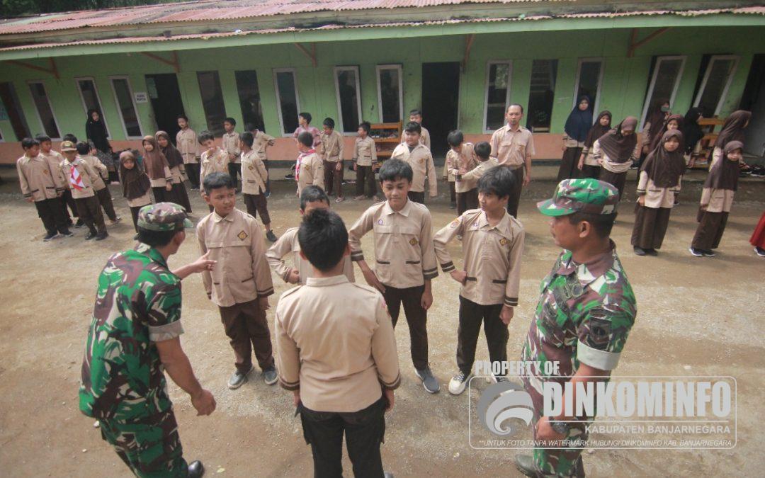 Siswa SDIT Insan Mulia Karangkobar Dilatih Disiplin Oleh TNI