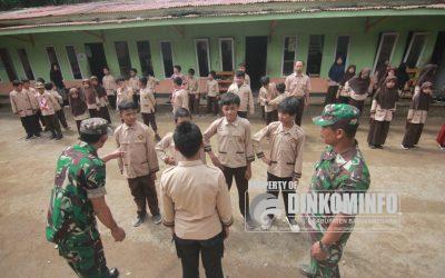 Siswa SDIT Insan Mulia Karangkobar Dilatih Disiplin Oleh TNI