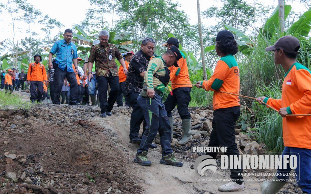 Pj Bupati Tinjau Ruas Bantar-Suwidak yang Amblas Satu Meter