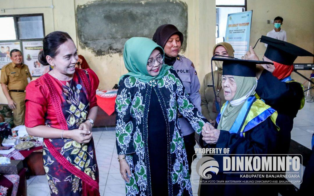 30 Lansia di Banjarnegara Diwisuda