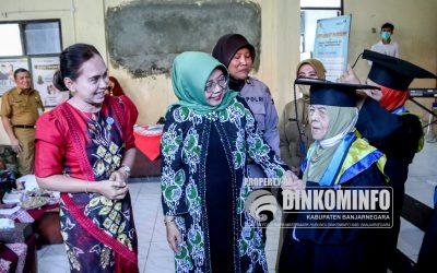 30 Lansia di Banjarnegara Diwisuda