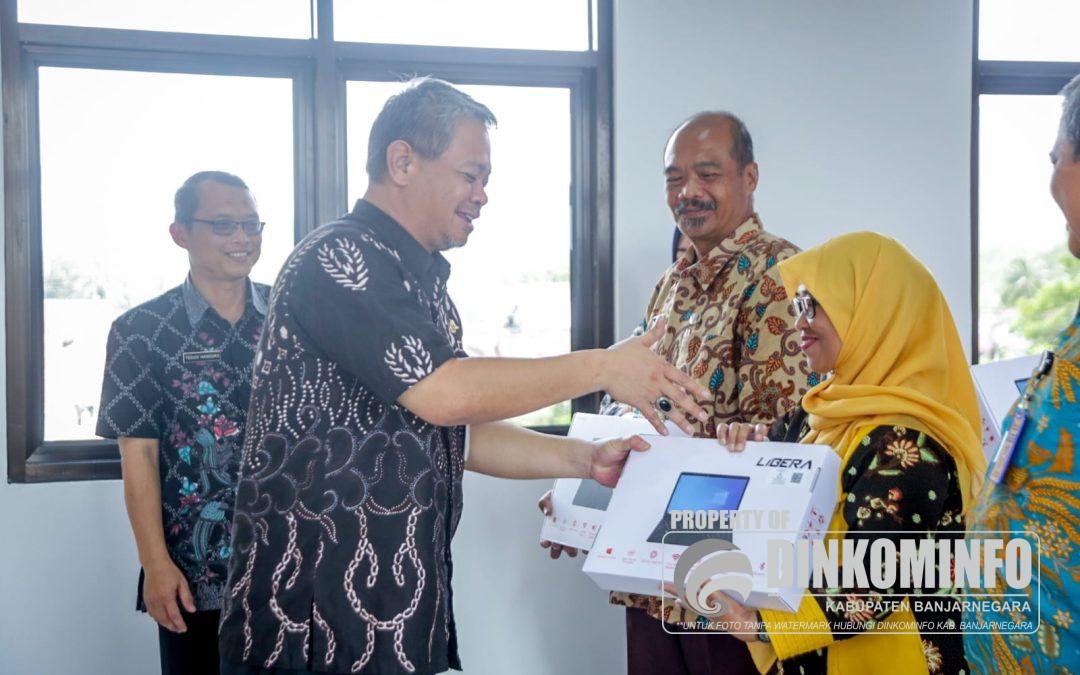 Pemkab Banjarnegara Beri Bantuan Laptop Pada 29 SD