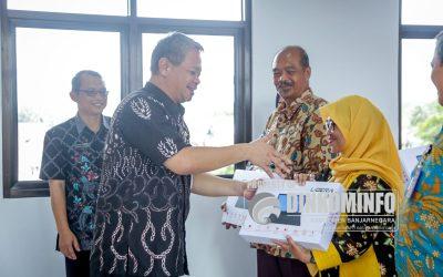 Pemkab Banjarnegara Beri Bantuan Laptop Pada 29 SD