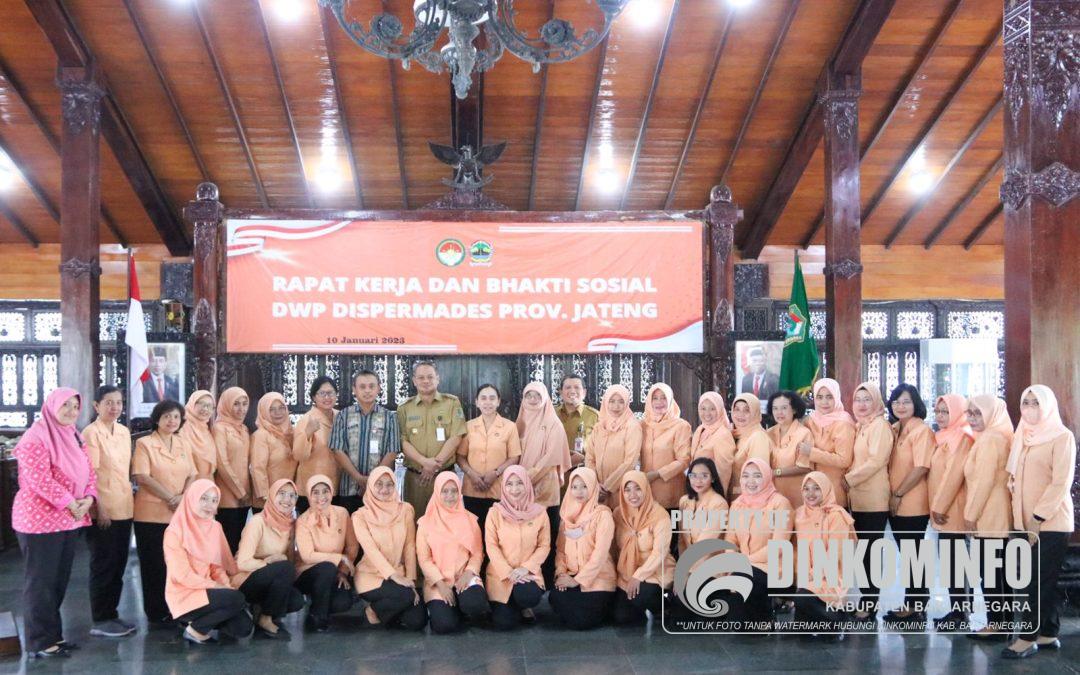 DWP Dispermadesdukcapil Jateng Salurkan Bantuan Bagi Penarik Becak dan Juru Parkir di Banjarnegara