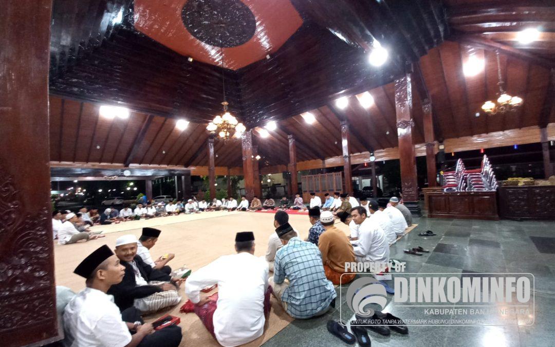 Forkompimda Banjarnegara Gelar Tarawih Keliling Pertama di Pendapa