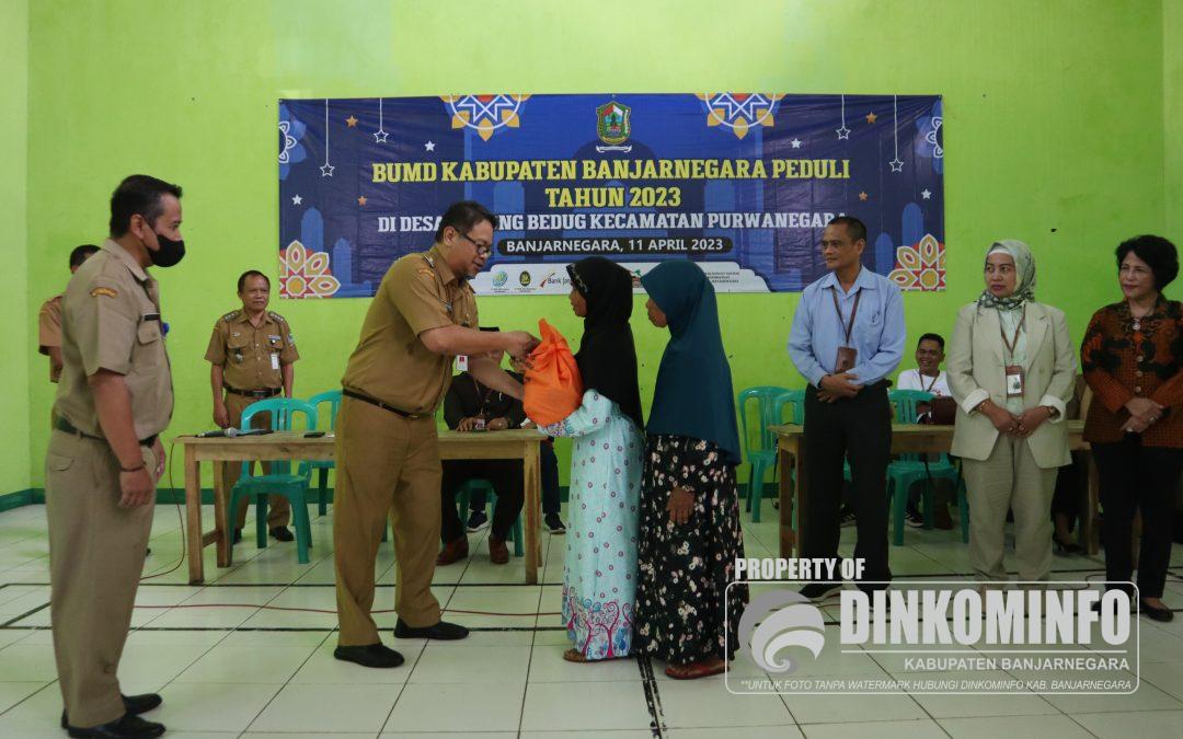 Pj Bupati Serahkan Bantuan  BUMD Peduli untuk Warga Kurang Mampu di Pucung Bedug
