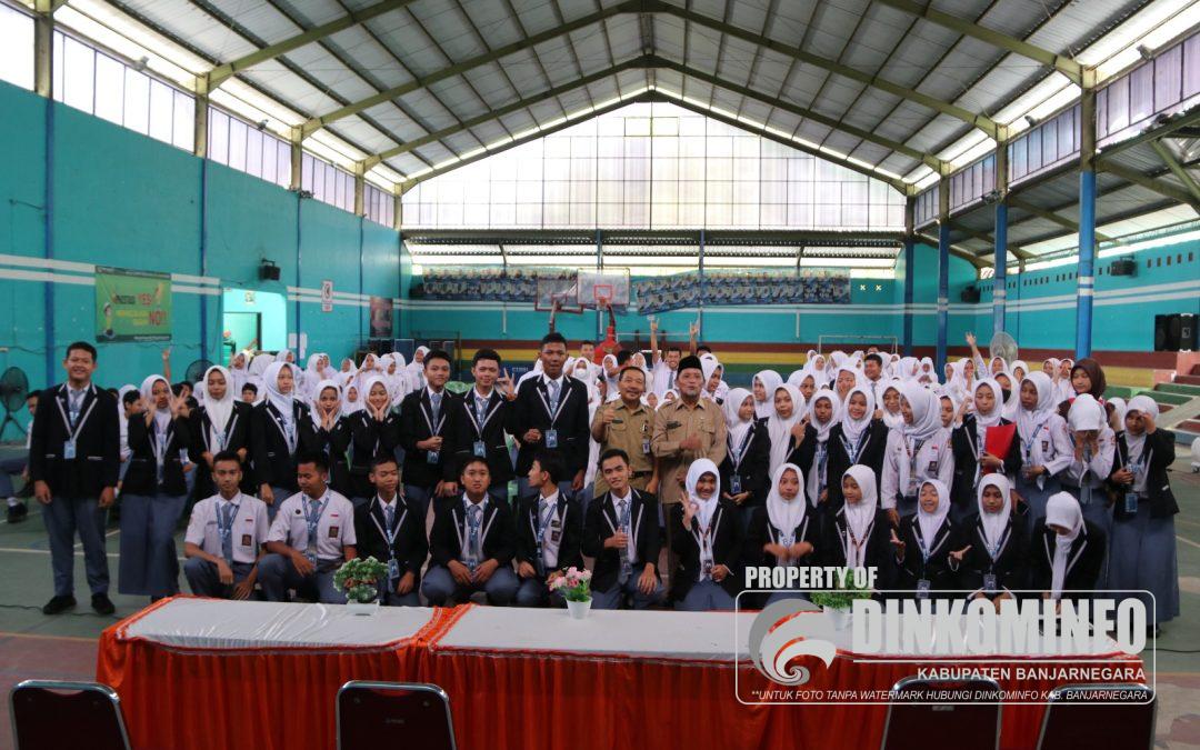 Dinas Kominfo Ajak Pelajar SMK N 1 Bawang Bijak Bermedia Sosial