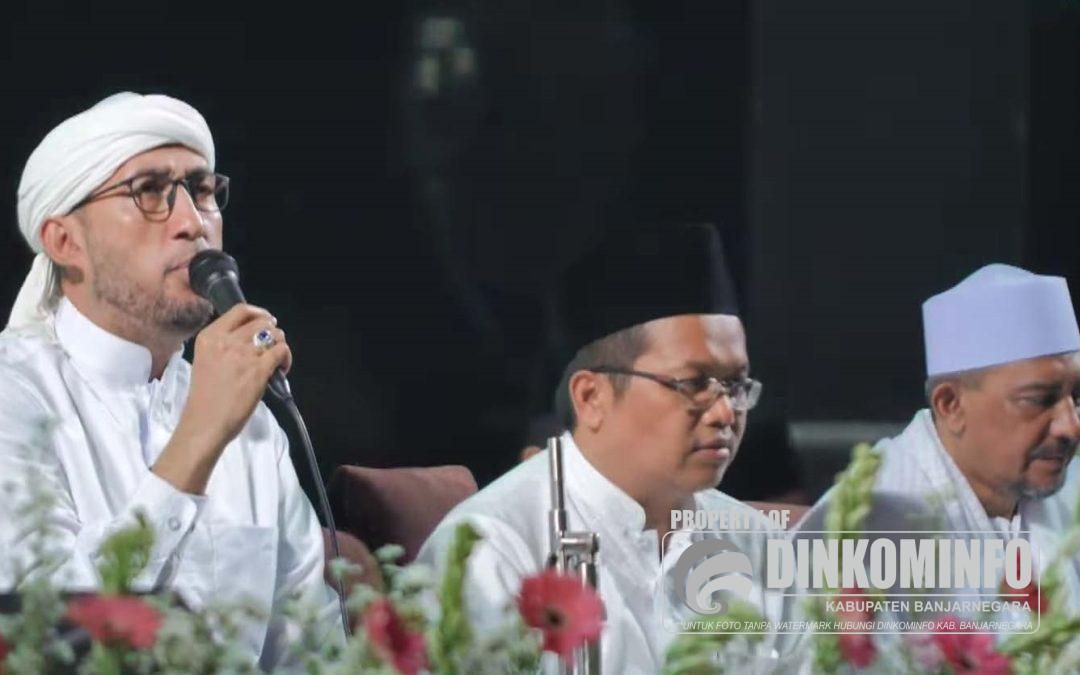 Puluhan Ribu Santri dan Zahir Mania Sareng-Sareng Bersalawat di Banjarnegara