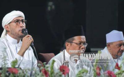 Puluhan Ribu Santri dan Zahir Mania Sareng-Sareng Bersalawat di Banjarnegara