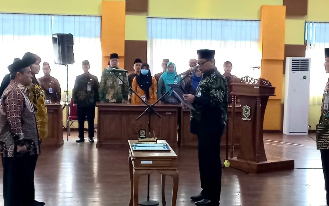 Pj Bupati Tri Harso Serahkan 192 SK Pengangkatan PNS dalam Jabatan Fungsional