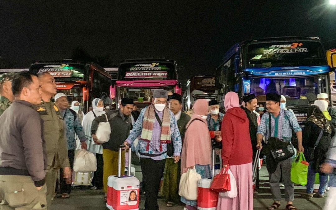 Jemaah Haji Banjarnegara Kloter 76 dan 77 Disambut Haru Keluarga dan Masyarakat