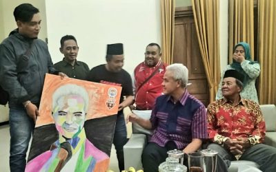Relawan IPDA Serahkan Sebuah Lukisan untuk Ganjar