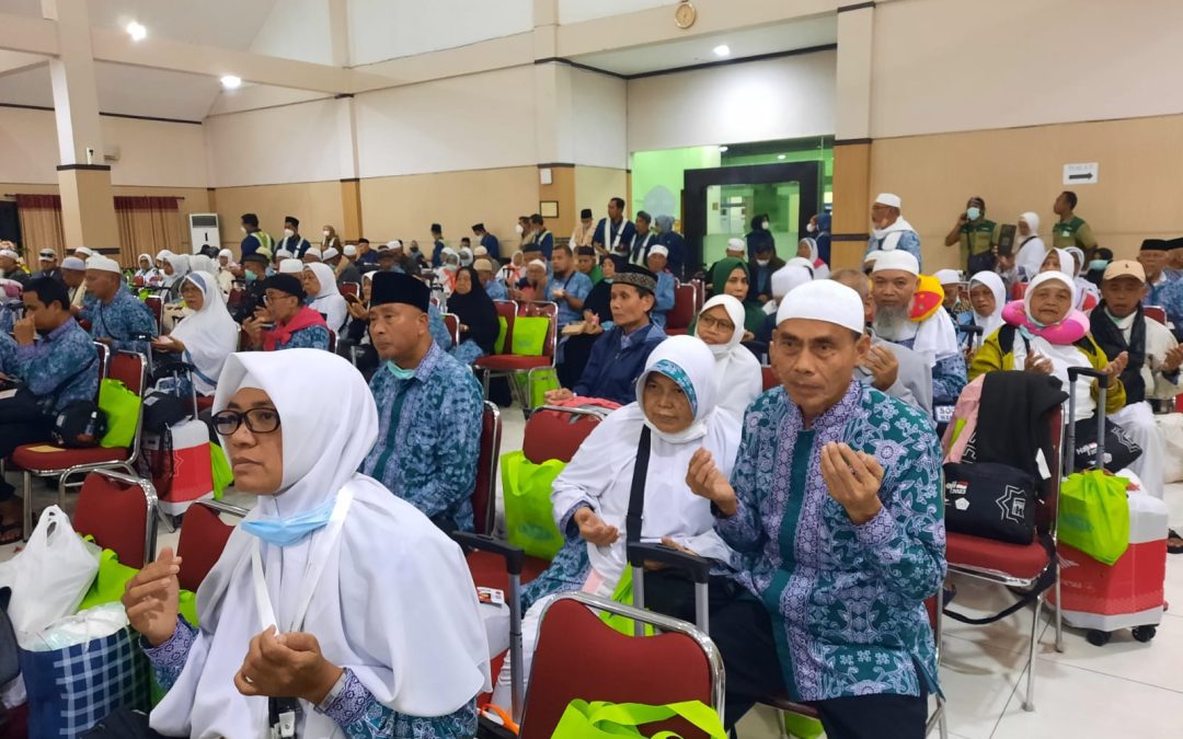 Pj Bupati Sambut Jemaah Haji Banjarnegara Kloter 76 dan 77 di Embarkasi Donohudan