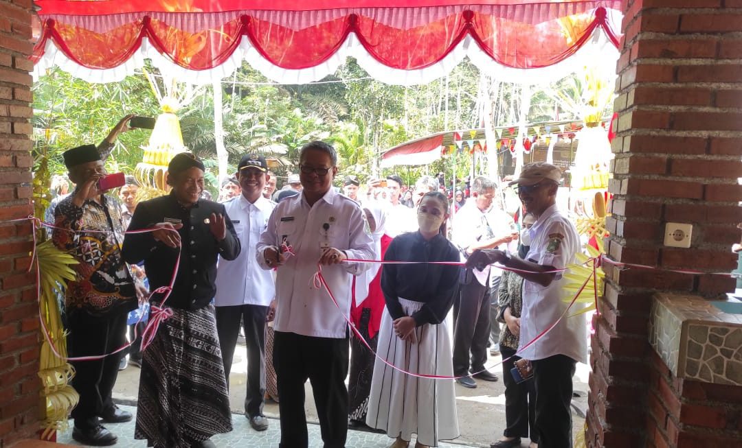Tri Harso Resmikan Balai Pertemuan Ã¢â‚¬Å“Kuncen KalimasÃ¢â‚¬Â Desa Sawal